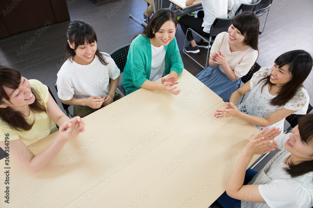 Photography 会話をする女性