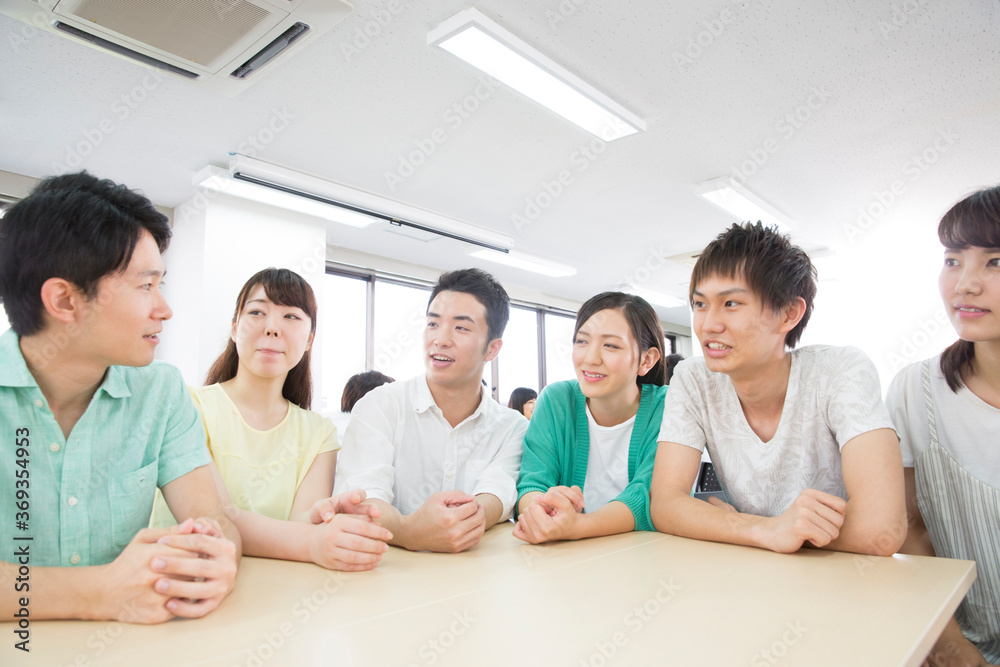 会話をする男女 会話をする男女