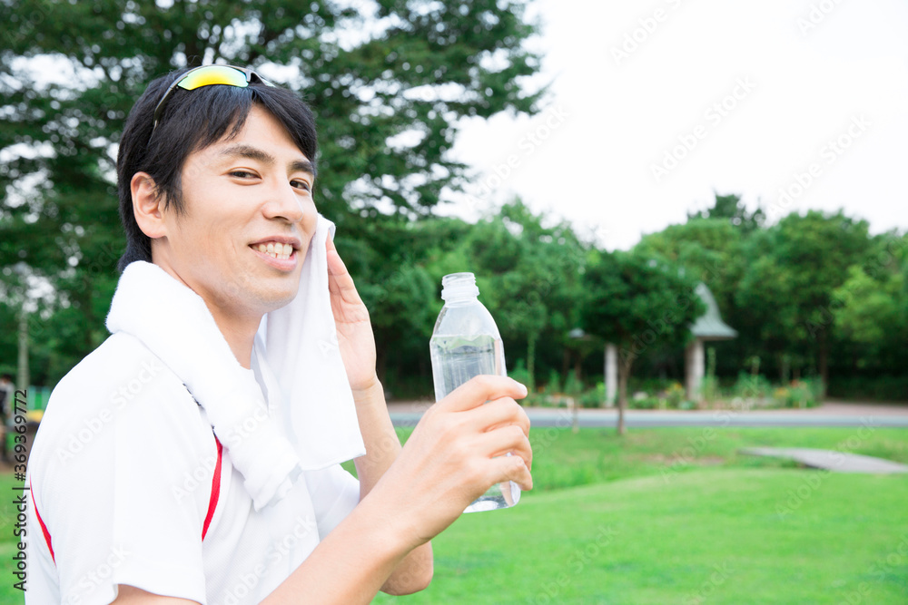 汗を拭く男性