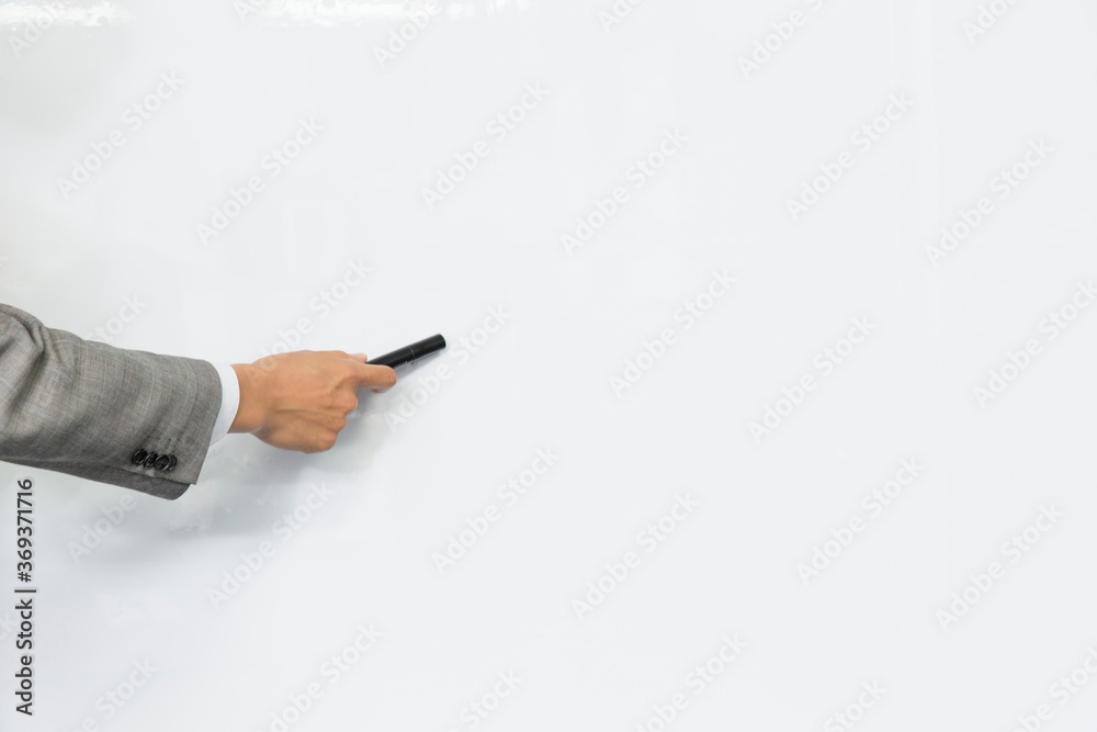 プレゼンするビジネスマン プレゼンするビジネスマン