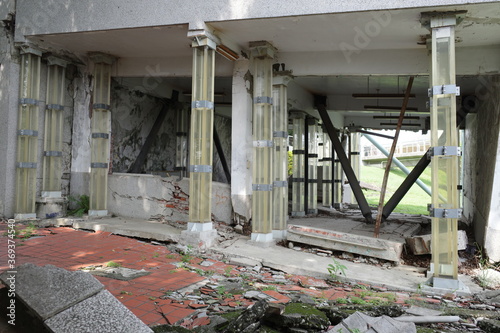 地震で崩壊して廃墟となった小学校の内部
