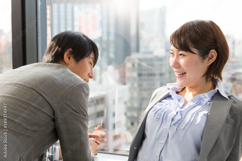 会話をする会社員 会話をする会社員