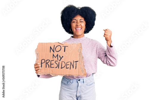 Photo Young african american girl holding not my president protest banner screaming pr