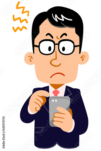 スマートフォンを操作するメガネをかけたビジネスマンのイラつきの表情
