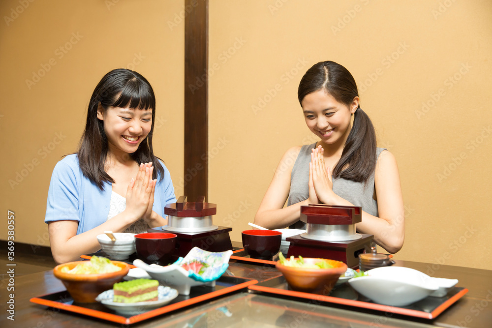 食事をする女性 食事をする女性
