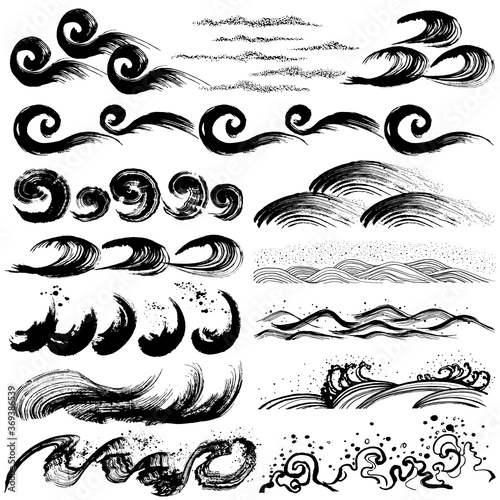 和風の波　流水　手書きの毛筆イラストのセット