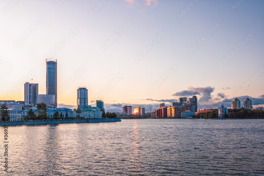Fototapeta premium Sunset in summer on a pond in the center of the city.
