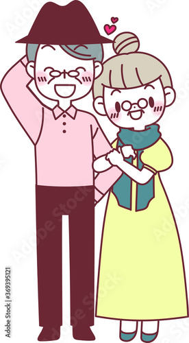 腕を組んで仲良さそうなシニアカップル