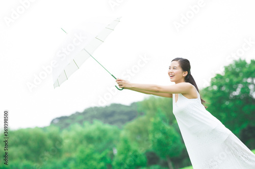 日傘を差す女性 photo