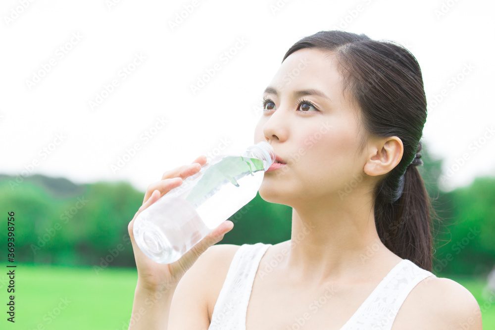 水を飲む女性