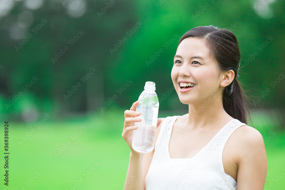 水分補給する女性