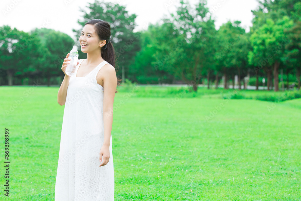 水分補給する女性