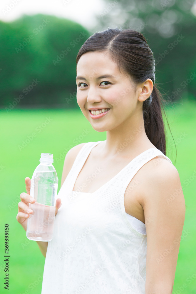水分補給する女性