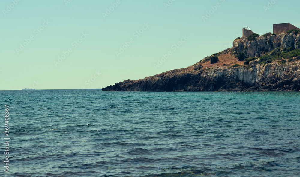 Fototapeta premium Promontorio sul mare in estate