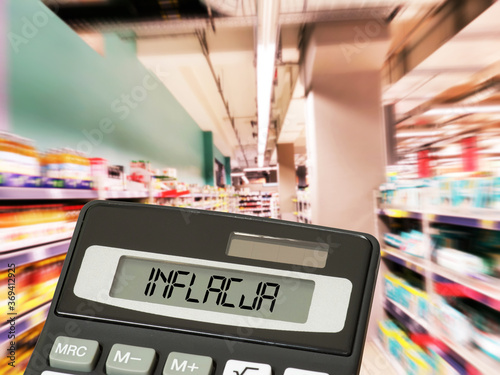 Ein Supermarkt in Polen, Taschenrechner und Inflation
