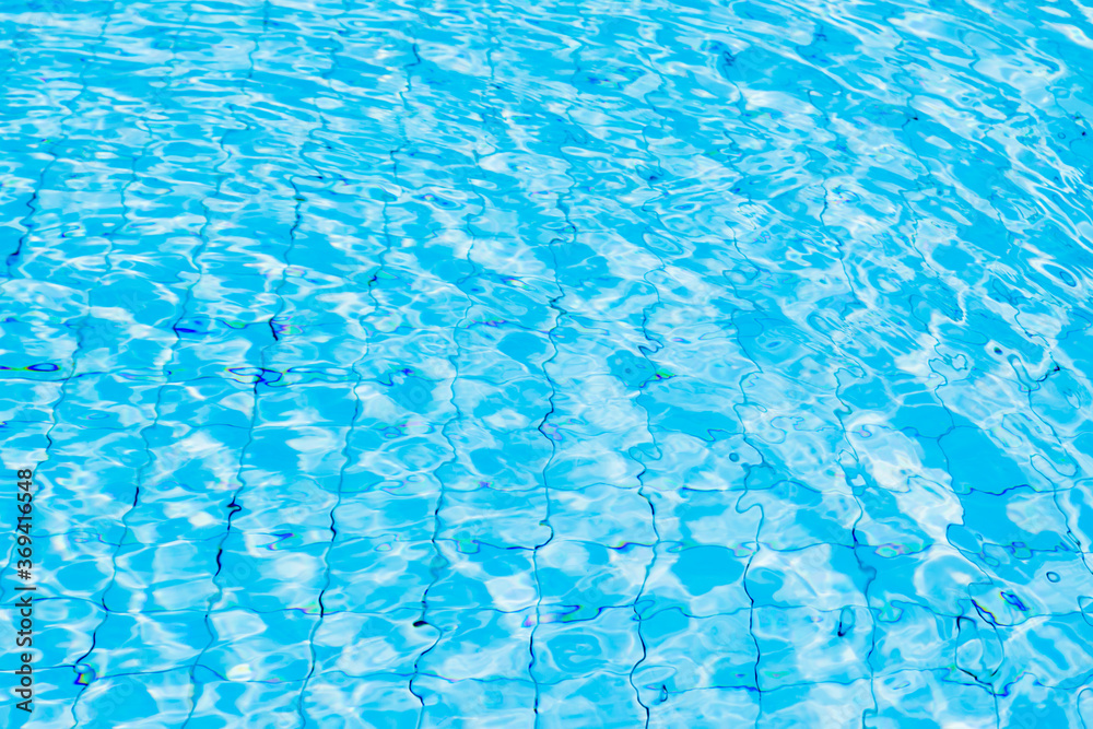 Naklejka premium Blue ripe water reflection in swimming pool