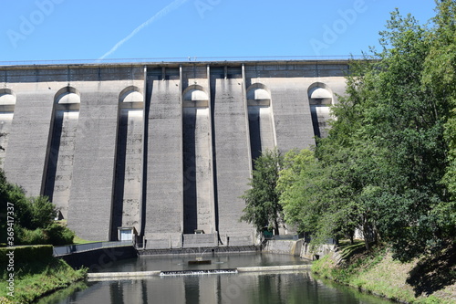 Staumauer der Oleftalsperre in der Eifel photo