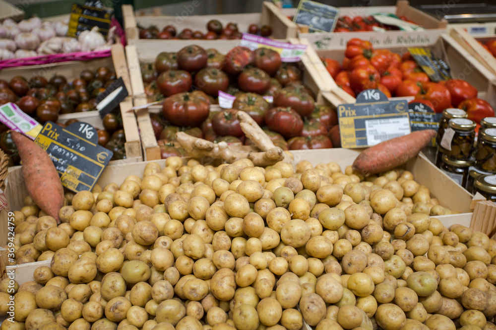 étal de pommes de terre sur un marché