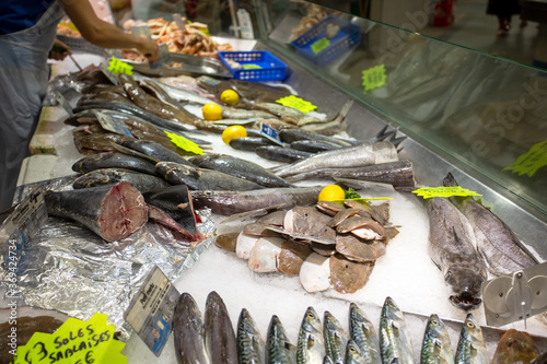 étal de poissons sur un marché photo