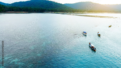 Canvas Print Aerial view group of people snorkeling in the Samui, famous island in Thailand