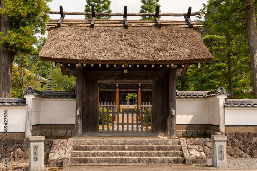 Chokushi-mon gate (gate for imperial envoys) of Eitaku-ji temple in Sanda city, Hyogo, Japan Chokushi-mon gate (gate for imperial envoys) of Eitaku-ji temple in Sanda city, Hyogo, Japan