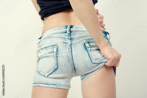 Foto junge frau pose in enger jeans po taille schlank sexy provokant popo bottom