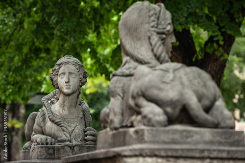 2 Skulpturen  Sphinx stehen sich gegen  ber in Ulm