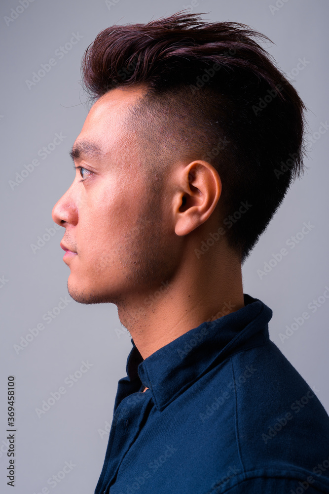 Obraz premium Closeup profile view of young Asian businessman