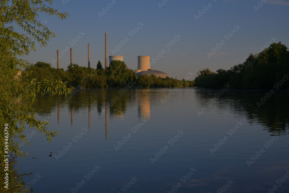 Die Spiegelung von einem Kohlekraftwerk in einem Fluss
