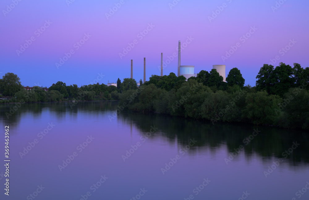 Das Kohlekraftwerk Staudinger in der Flusslandschaft des Main 
