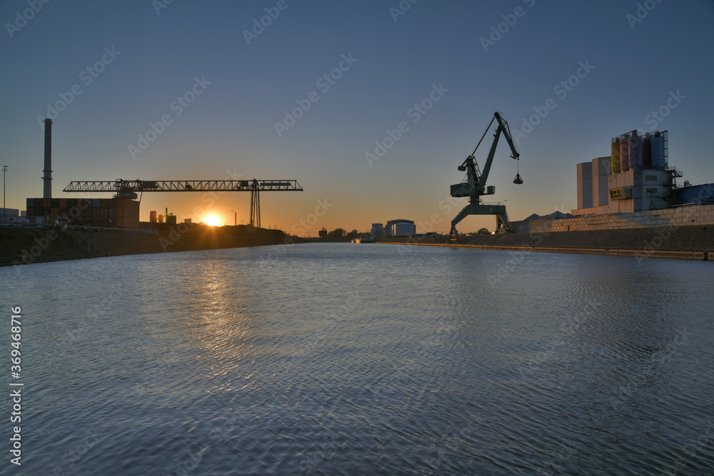 Sonnenuntergang an einem Hafen