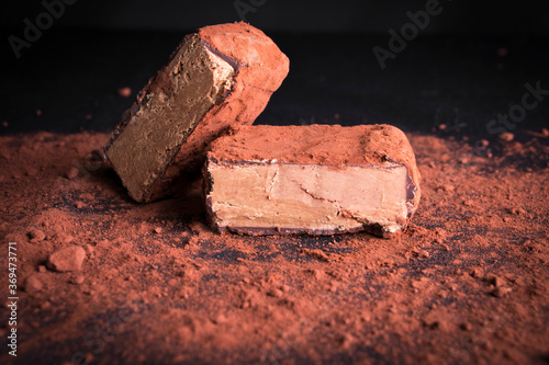 Quadro em tela cocoa pave photographed in the studio, with cocoa powder decorating the photograph