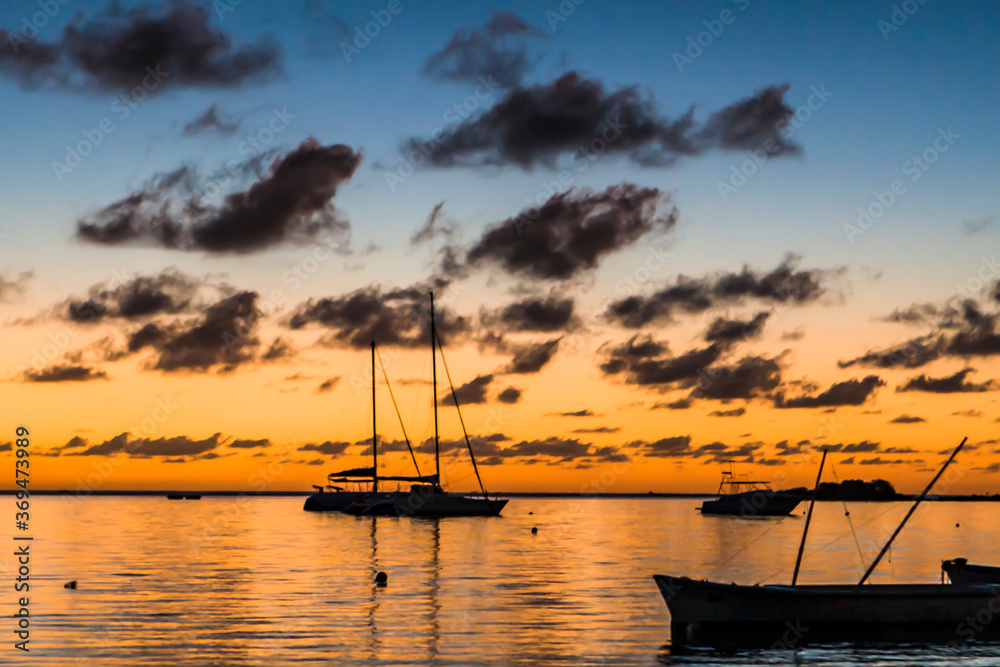 Sonnenuntergang mit Segelbooten vor der Küste von Grand Bale, Mauritius 