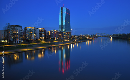 Der Frankfurter Osthafen mit EZB Gebäuden und Maiin zur Blauen Stunde