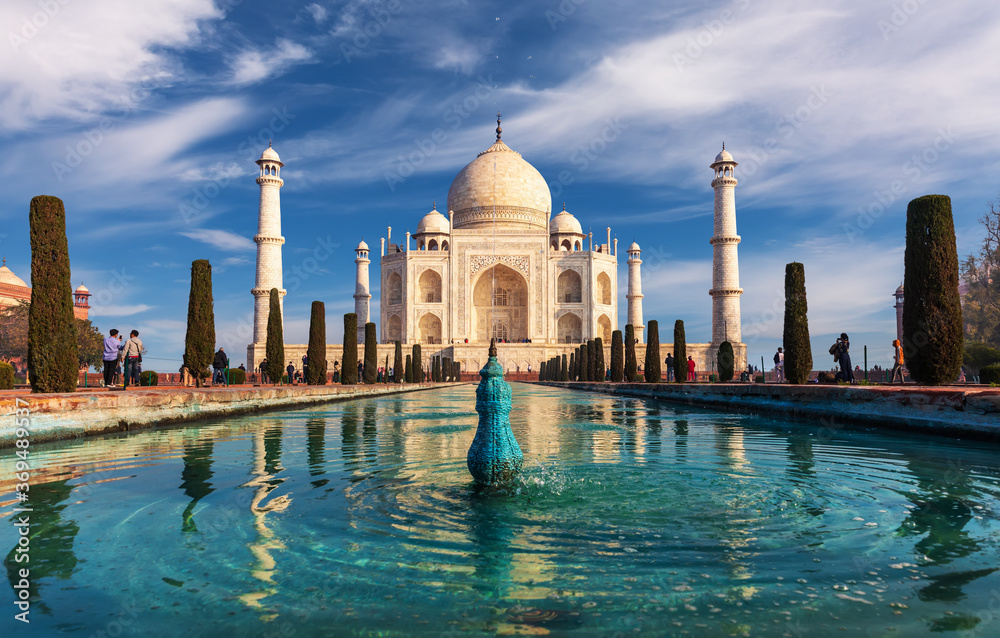 Fototapeta premium Taj Mahal, famous place of visit in India, Uttar Pradesh, Agra