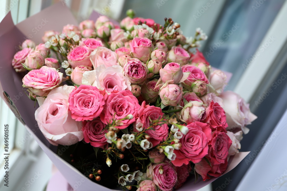 Obraz premium wedding bouquet of roses and wedding rings