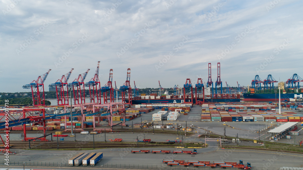 Luftaufnahme vom Container Terminal Eurogate Burchardkai in Hamburg, Beladen und Entladen von diversen Reederei Containern und der Hamburger Güterbahnhof