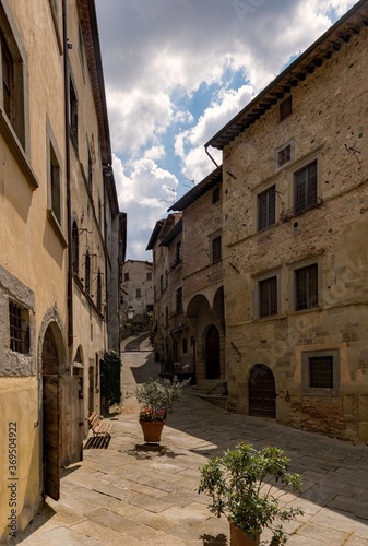 Fototapeta Naklejka Na Ścianę i Meble -  Straße in der Altstadt von Anghiari in der Toskana in Italien 