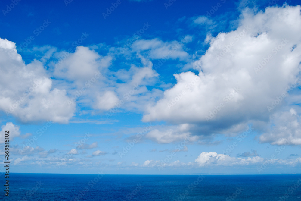 horizonte marino con cielo azul intenso y nubes con forma de algodón blancas