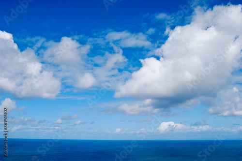 horizonte marino con cielo azul intenso y nubes con forma de algodón blancas