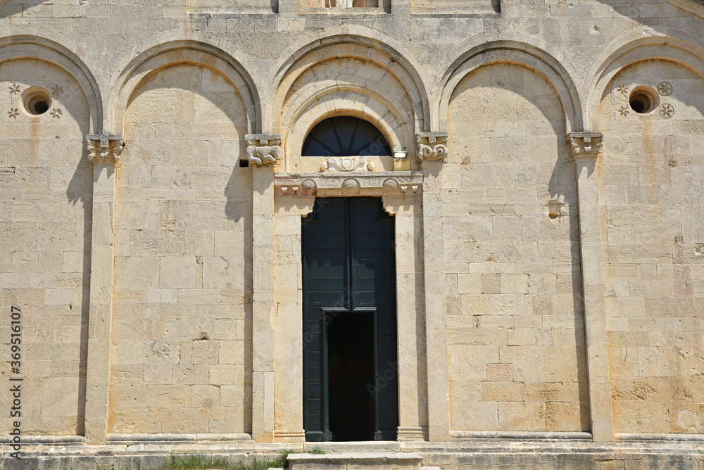 Portail de la cathédrale du Nebbio à Saint-Florent, Corse Portail de la cathédrale du Nebbio à Saint-Florent, Corse