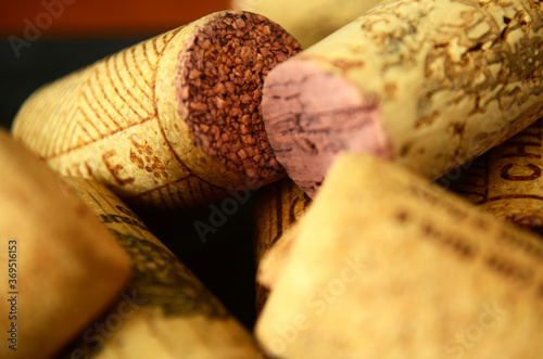 conjunto de corchos de vino tinto, corchos de vino, detalle de corchos de vino tinto photo