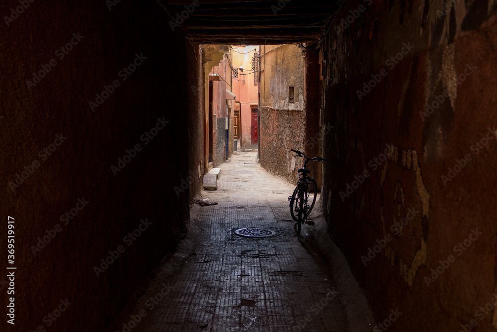Fototapeta premium 暗い通り道と自転車
