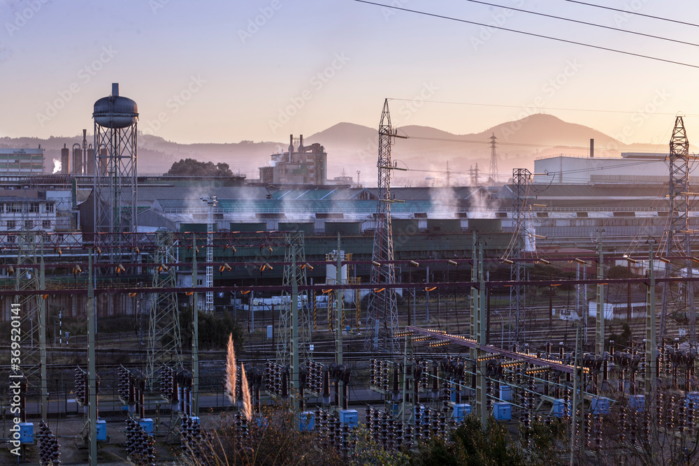 Planta industrial y electricidad. Paisaje industrial al atardecer