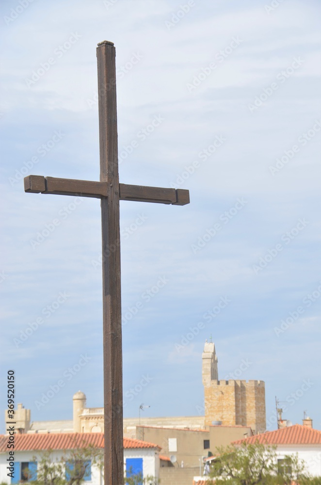 La croix de Sainte-Marie de la Mer et vue sur Notre-Dame-de-la-Mer 