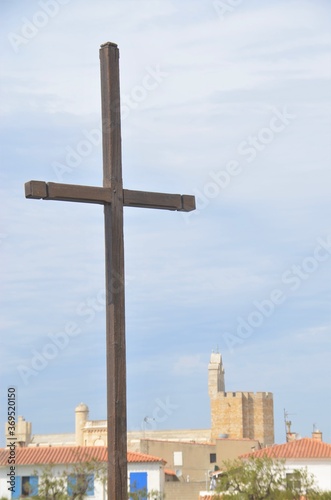 La croix de Sainte-Marie de la Mer et vue sur Notre-Dame-de-la-Mer  photo