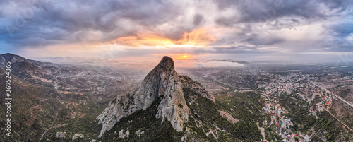 Amanecer en Peña de Bernal, Queretaro, Mexico