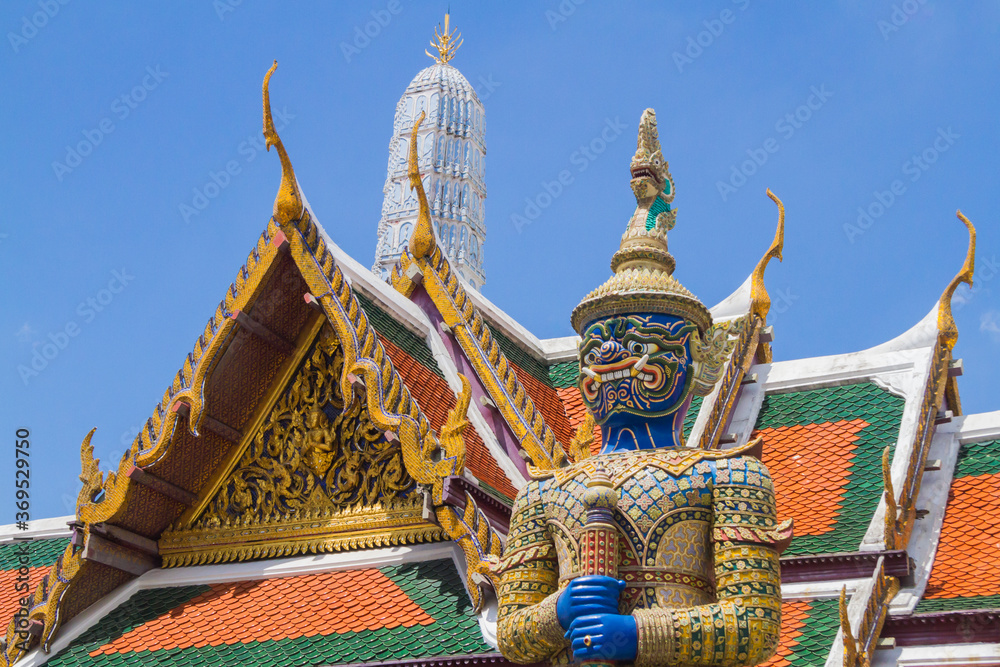 Fototapeta premium Zbliżenie na jeden z posągów yaksha (gigantów) o imieniu Wirunhok strzegący bramy świątyni Szmaragdowego Buddy (Wat Phra Kaew) w Bangkoku w Tajlandii w kompleksie Wielkiego Pałacu