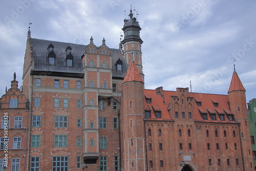 Dom Towarzystwa Przyrodniczego z XVI wieku i Brama Mariacka z XV wieku nad Motławą w Gdańsku.