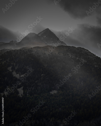 Raggio di sole tra le montagne